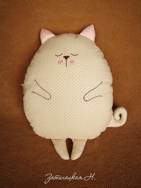 Как сшить спящую кошку подушку